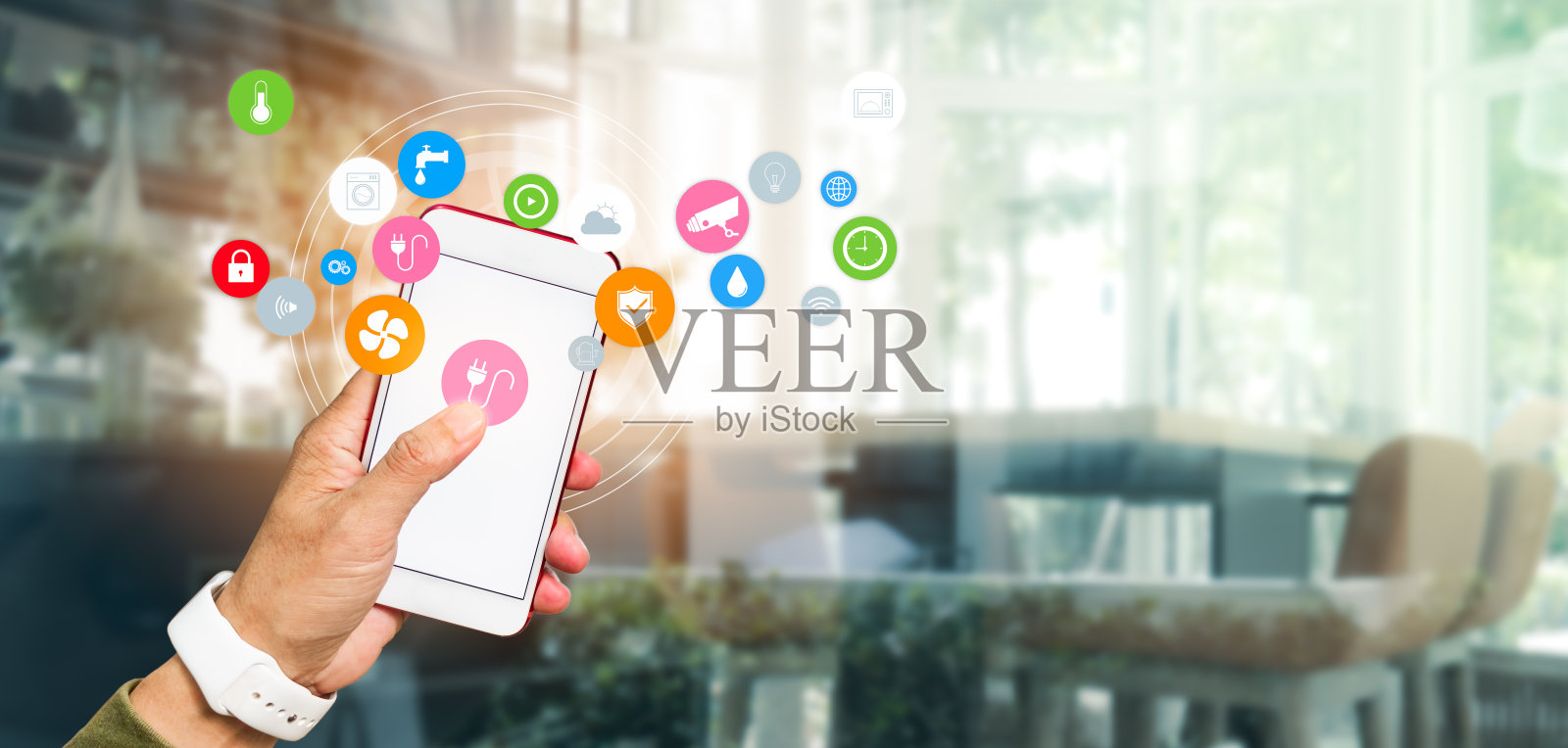 男人的手用智能手机控制智能家居自动化助手。智能家居概念照片摄影图片