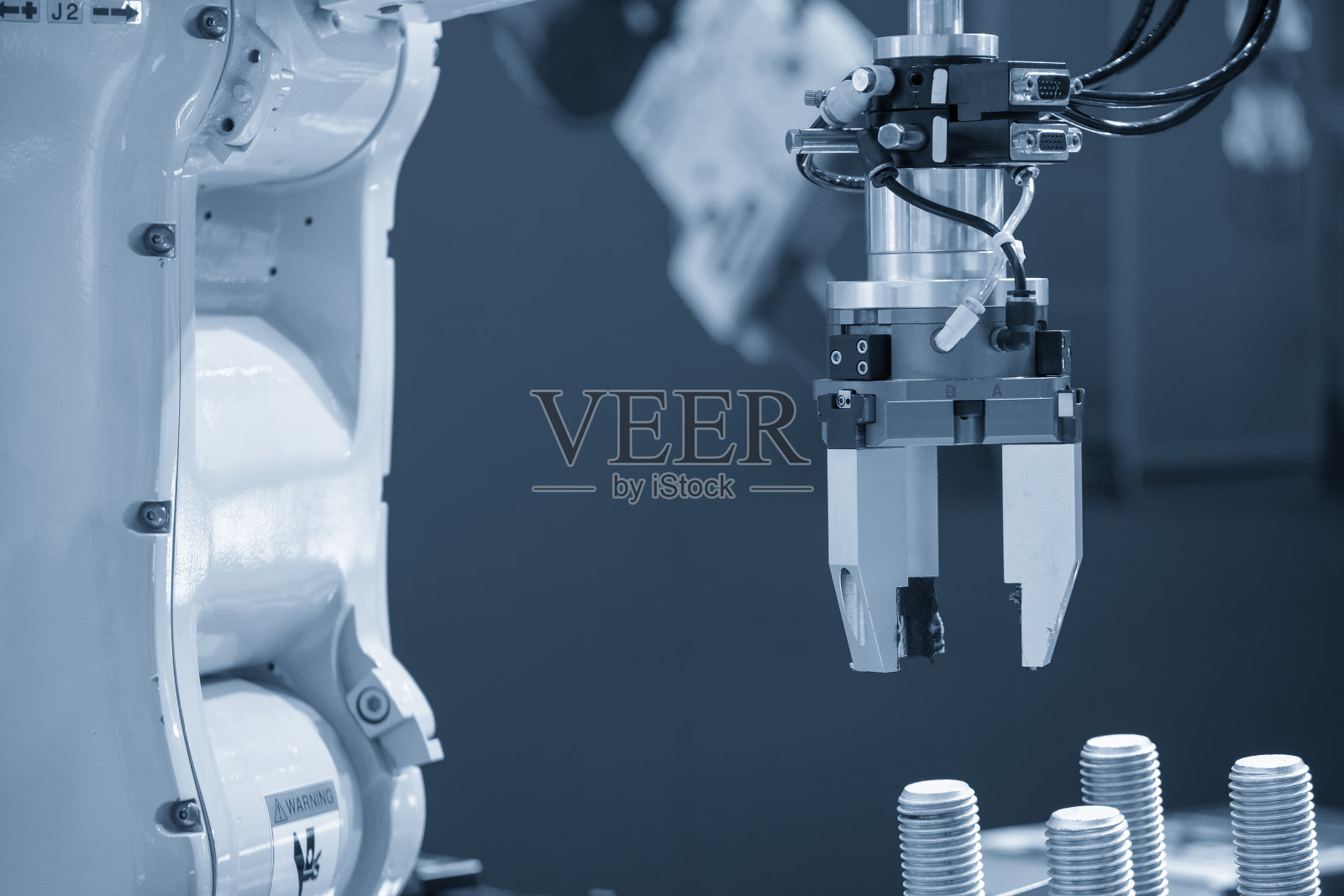 采用机器人系统的高科技材料处理过程。照片摄影图片