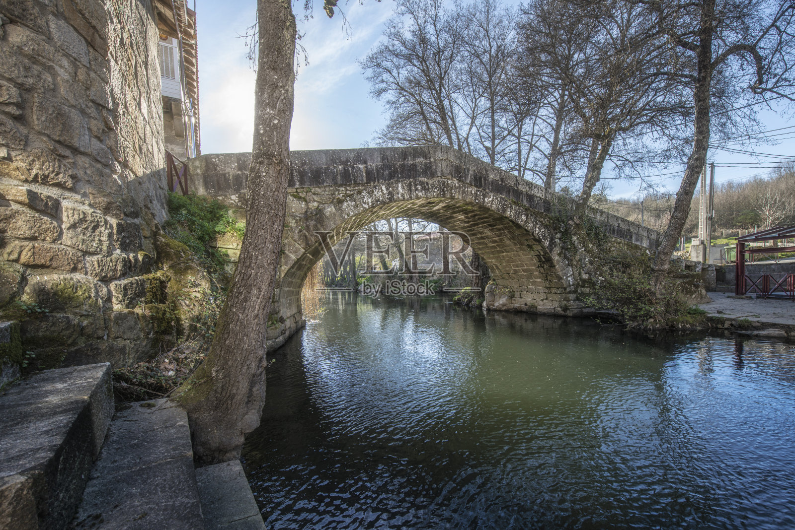 西班牙加利西亚美丽小村庄Baños de Molgas的中世纪石桥。照片摄影图片