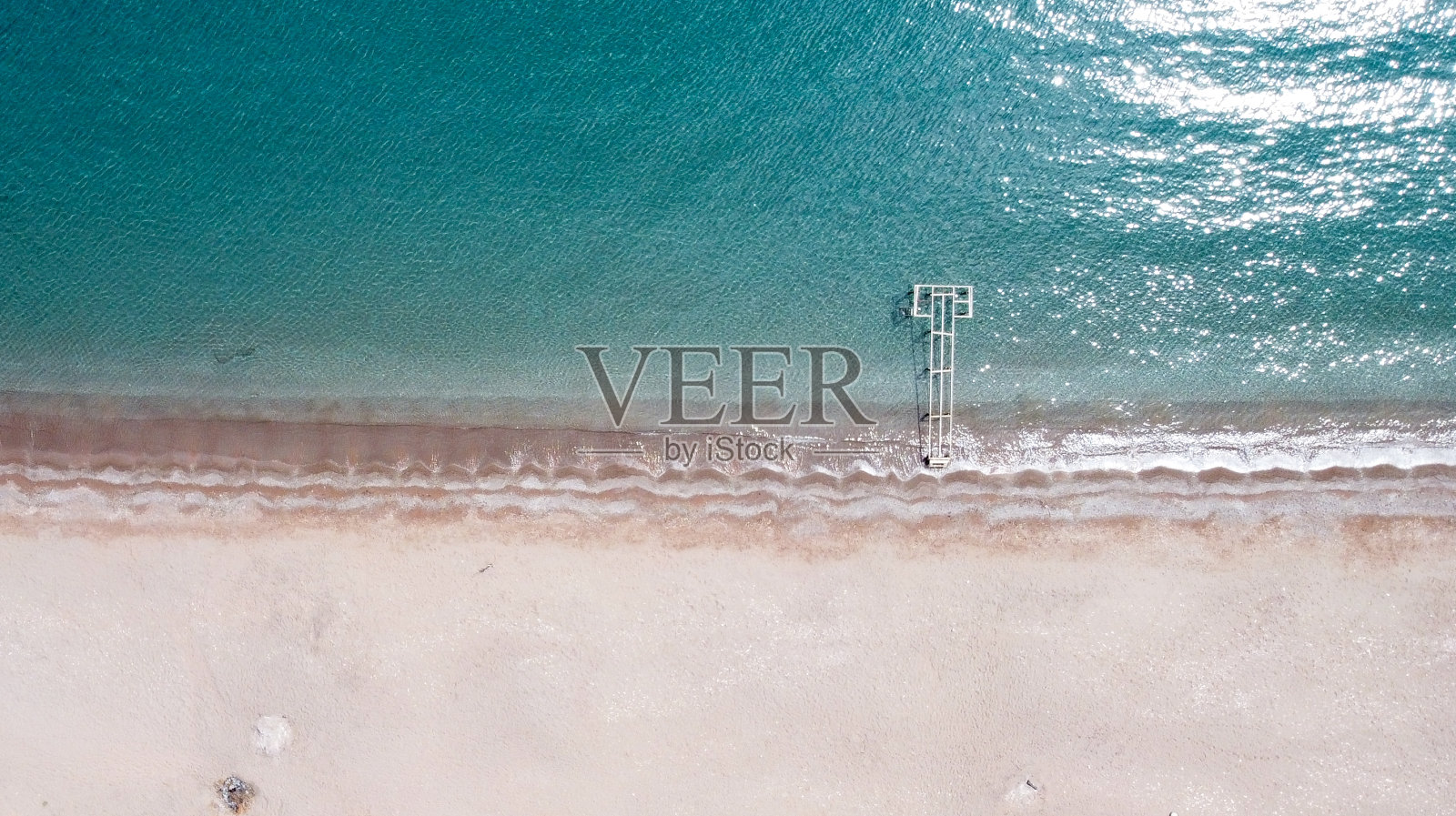 鸟瞰沙滩和绿松石海无人机拍摄照片摄影图片