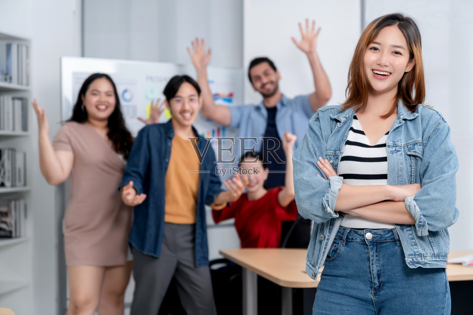 聪明的亚洲创业小企业家站在自信的肖像与朋友伙伴偶然会议头脑风暴与白板和企业财务纸图表分析在办公室背景照片摄影图片