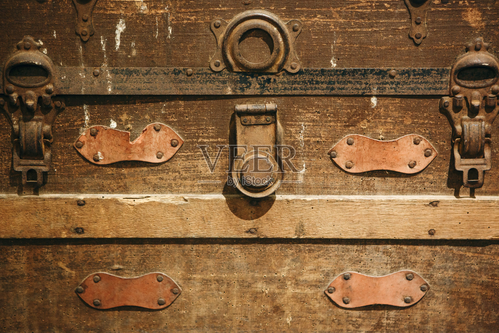 锁上旧的或老式的箱子照片摄影图片