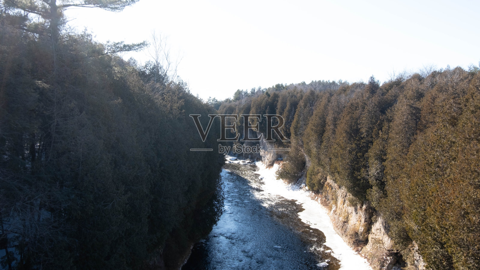 风景有水，棕色的树，蓝色的天空。伦敦,加拿大。照片摄影图片