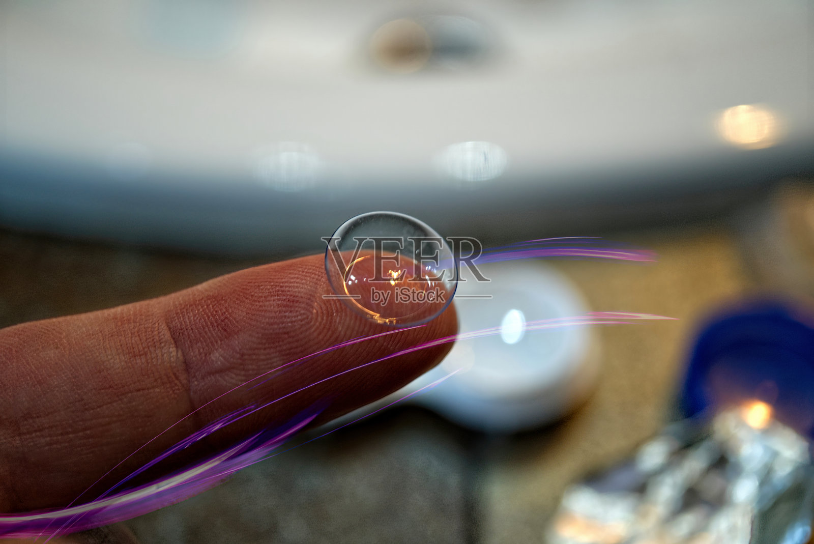 戴隐形眼镜照片摄影图片