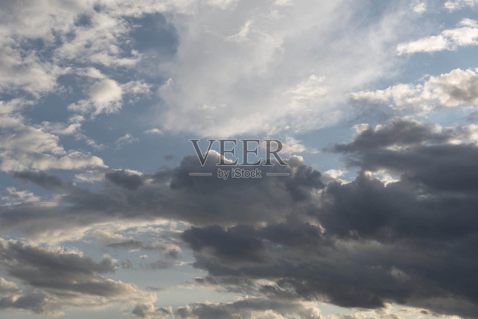 阳光透过云层的低角度视图照片摄影图片