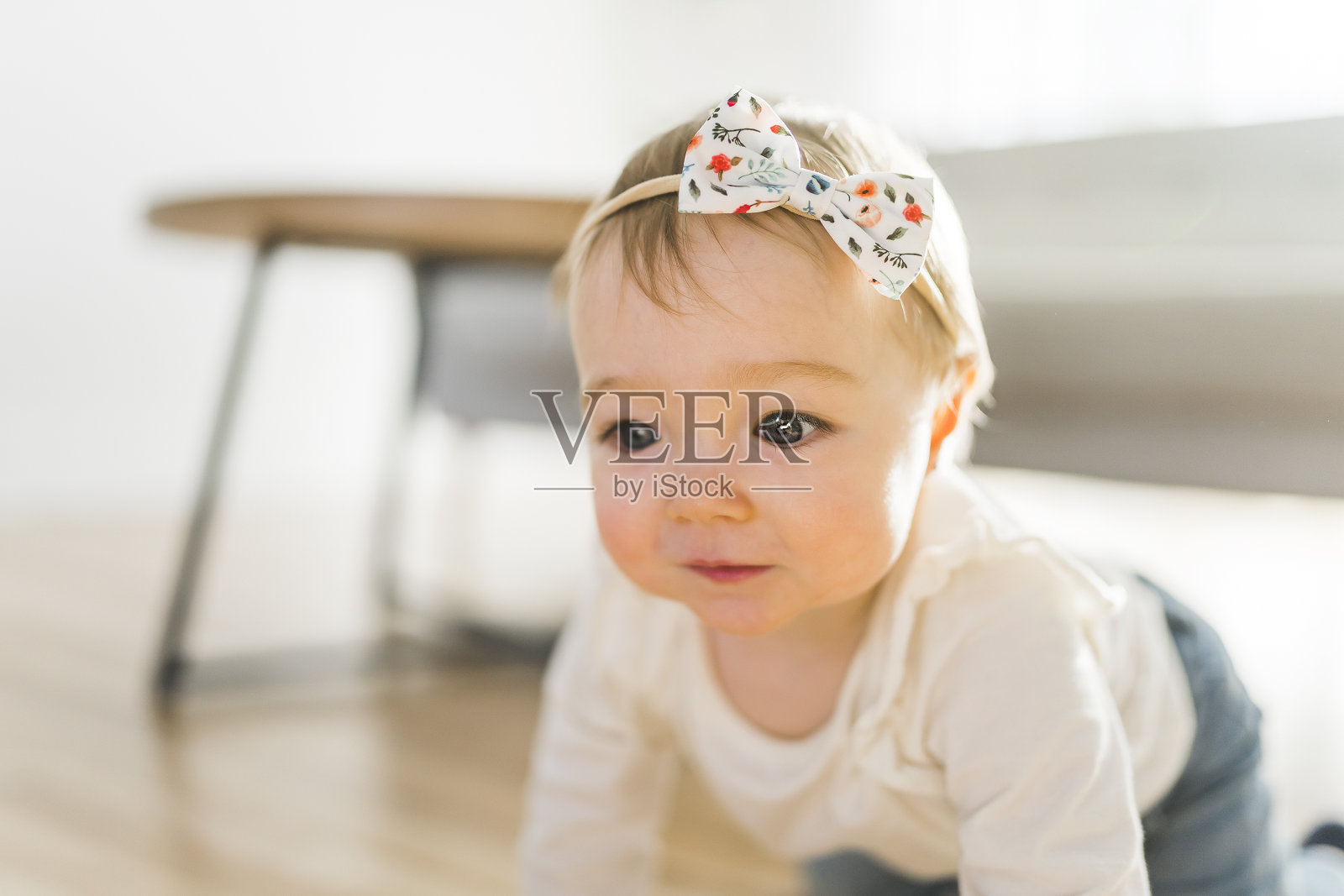 一个小女孩在客厅的沙发上玩耍的肖像，照片摄影图片