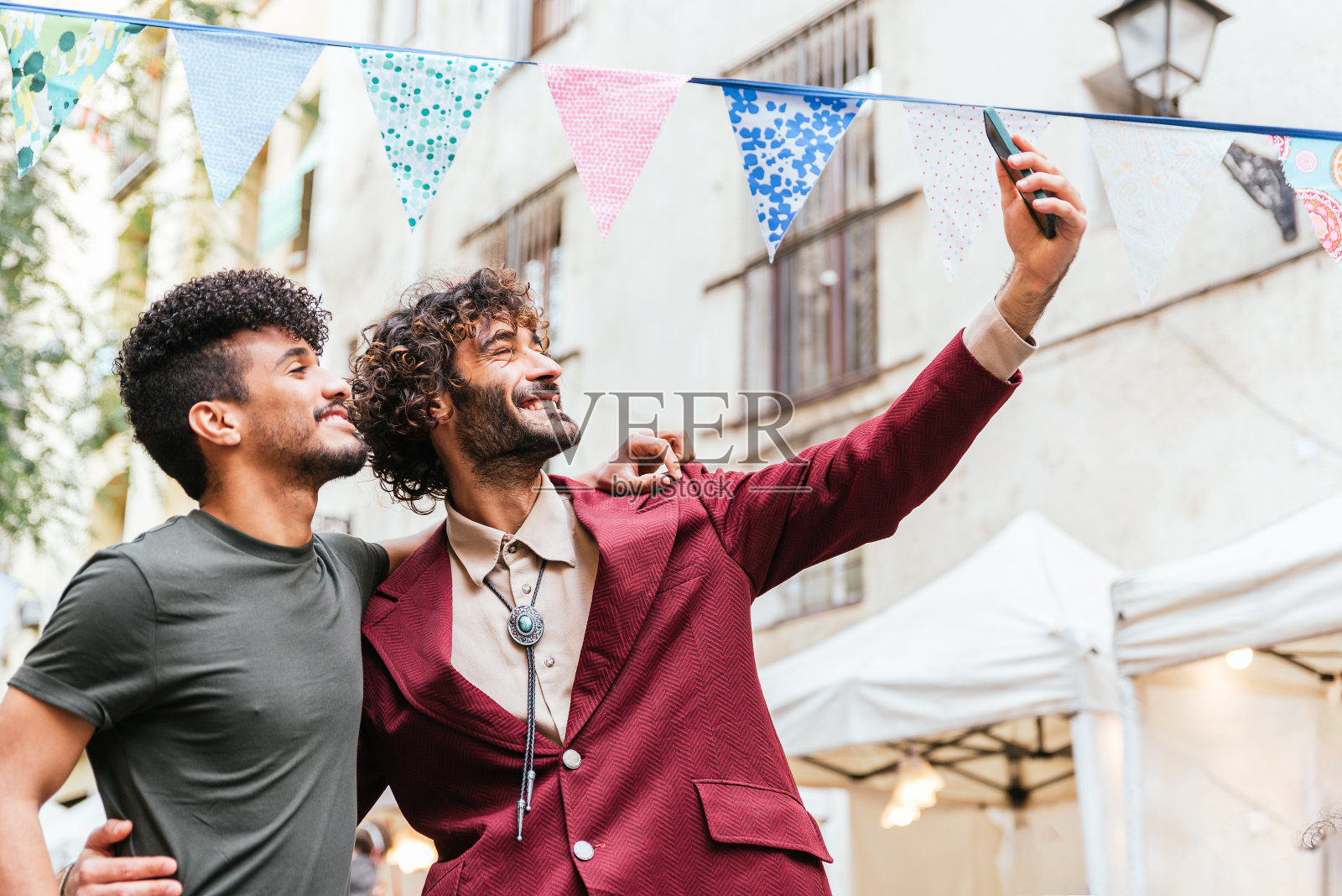 年轻的男性朋友正在用手机自拍照片摄影图片