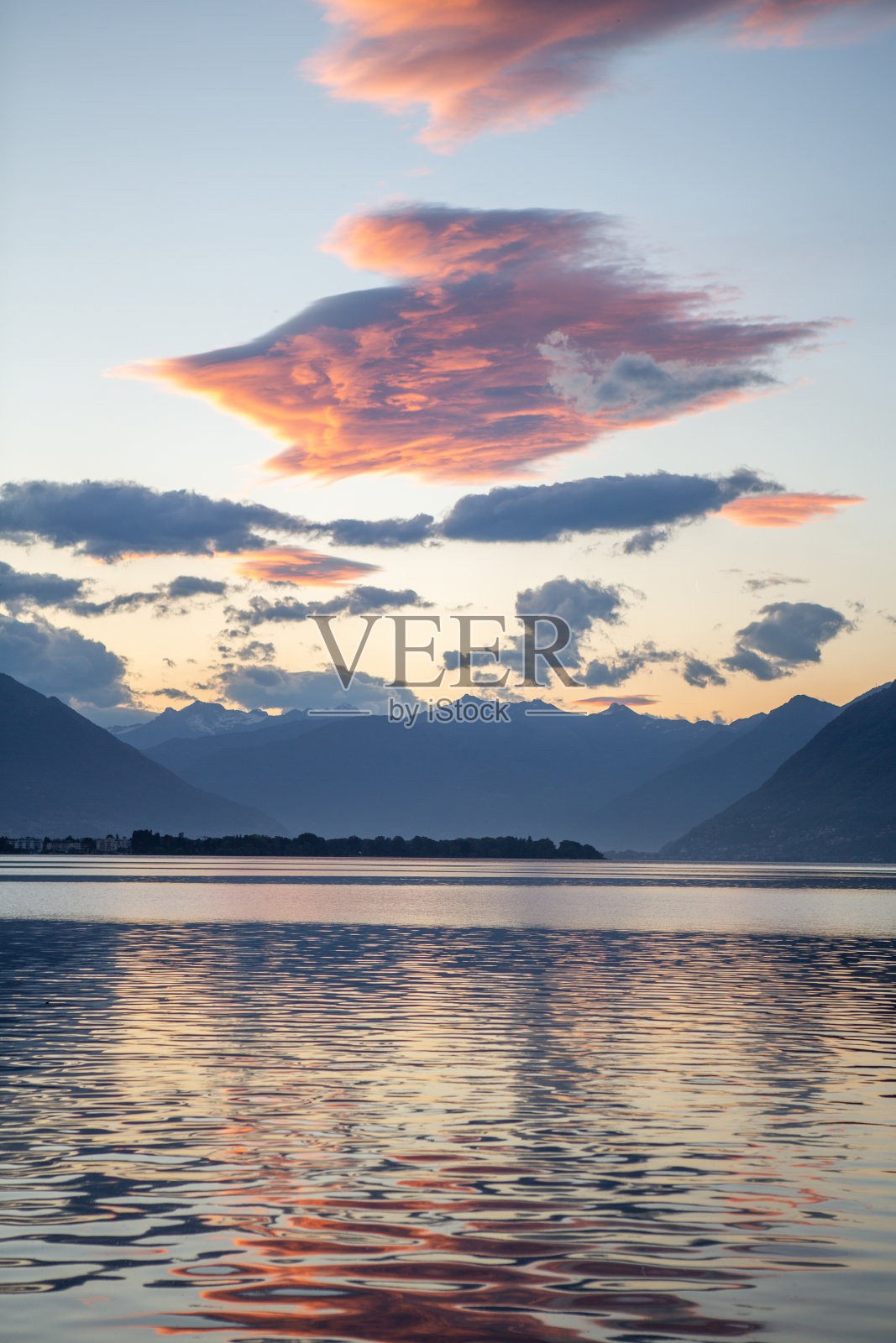 瑞士马焦雷湖的日出照片摄影图片