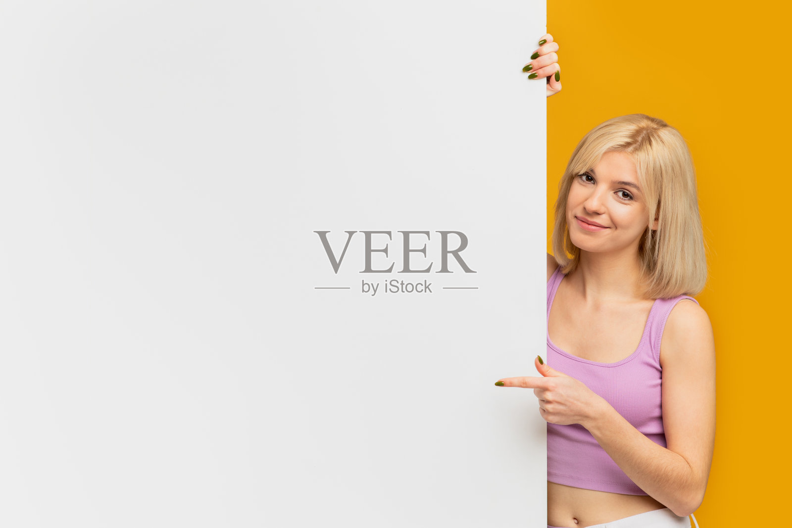 非常棒的优惠。快乐的女人在白色空白的黑板上展示一些东西，黄色的背景，全景照片摄影图片