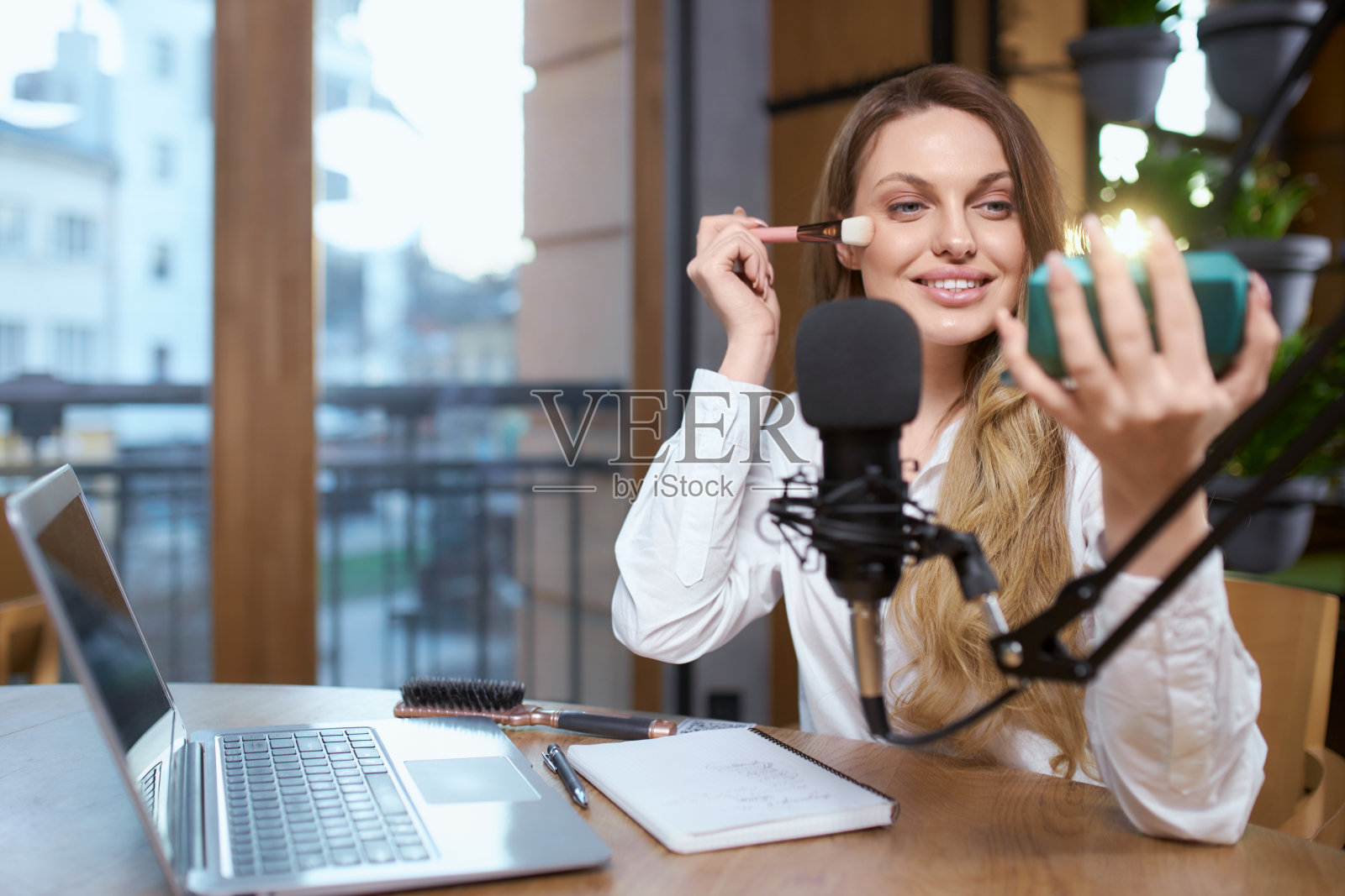 微笑的女人准备和粉丝一起直播。照片摄影图片