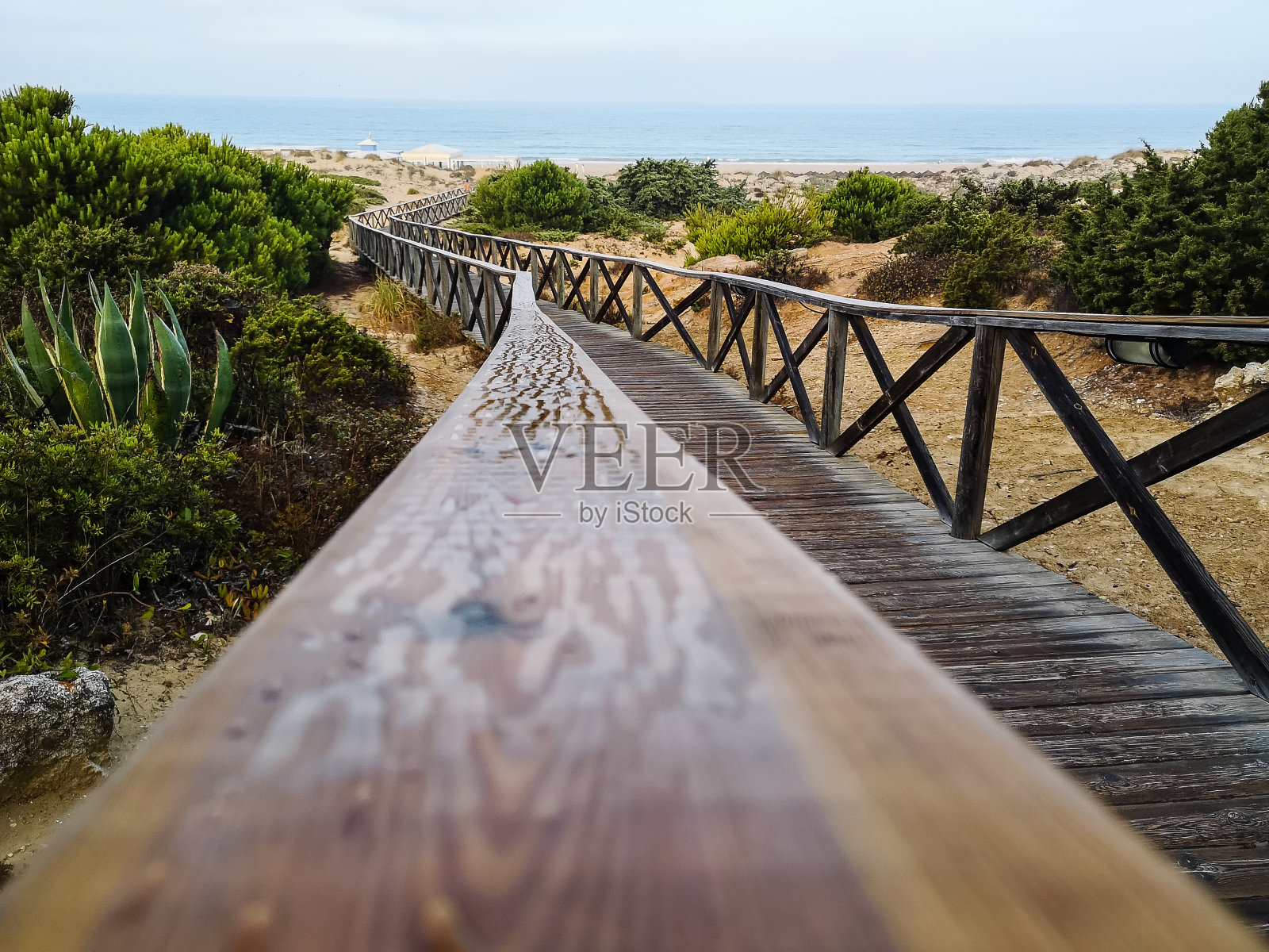 前往加的斯基拉纳德拉弗朗特拉的拉巴罗斯海滩的人行道照片摄影图片