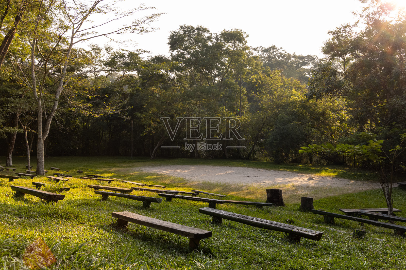 公园里有几张空长椅。宗教的地方。照片摄影图片