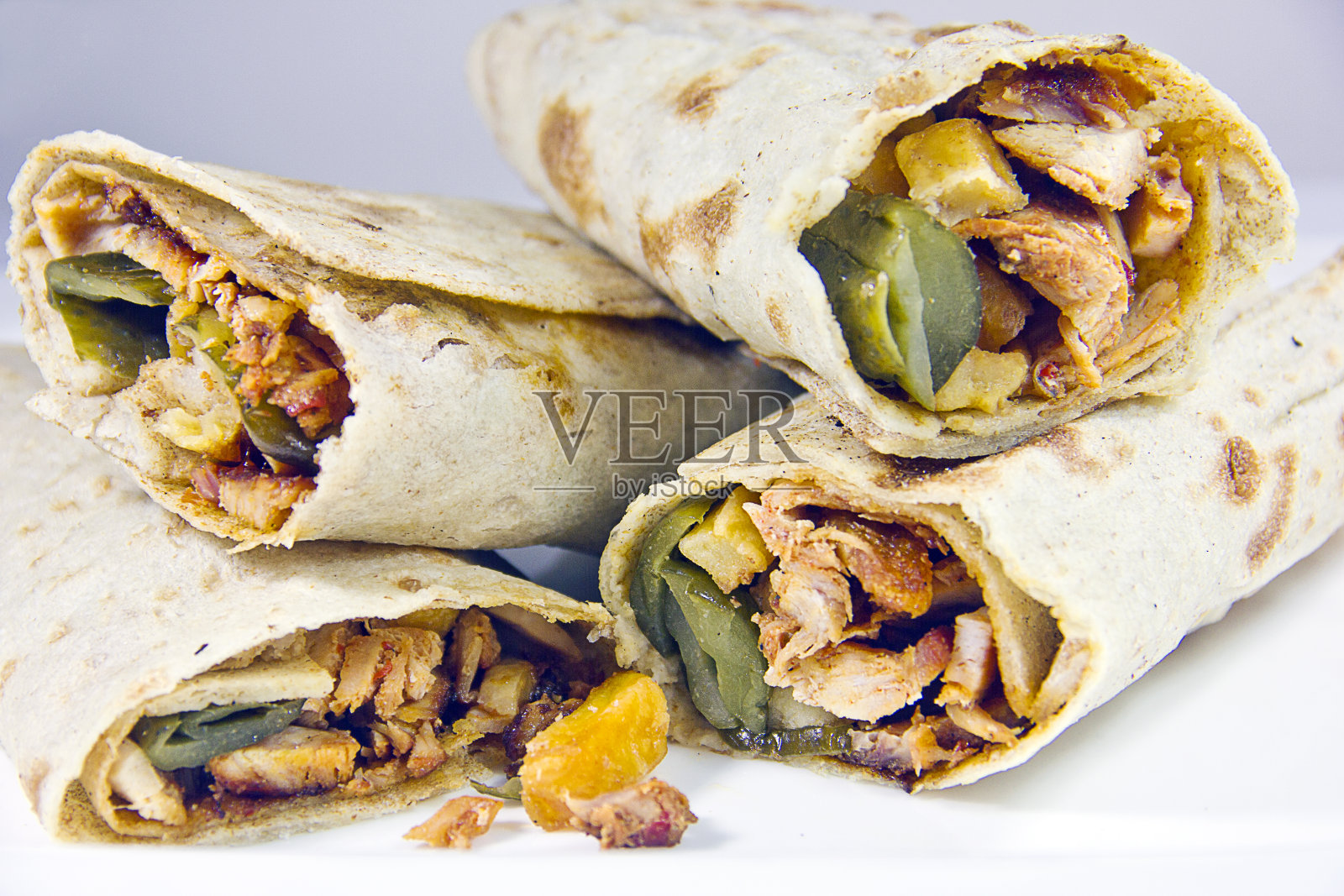 Döner kebap -鸡肉沙拉三明治卷照片摄影图片