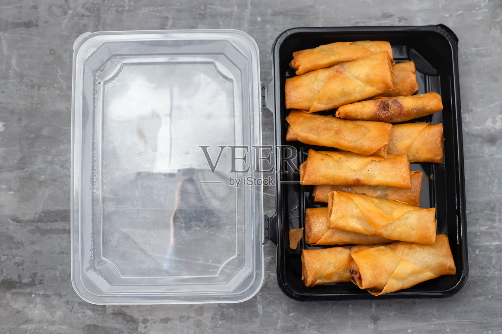 中国卷在黑色塑料盒陶瓷背景照片摄影图片