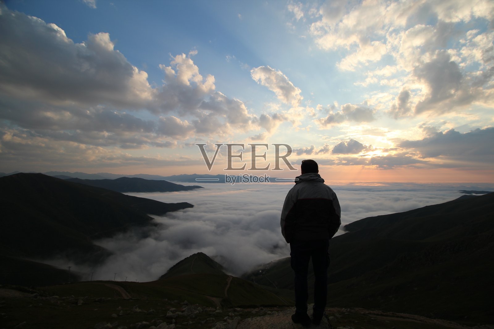 日落，红日，大自然，日落在山照片摄影图片