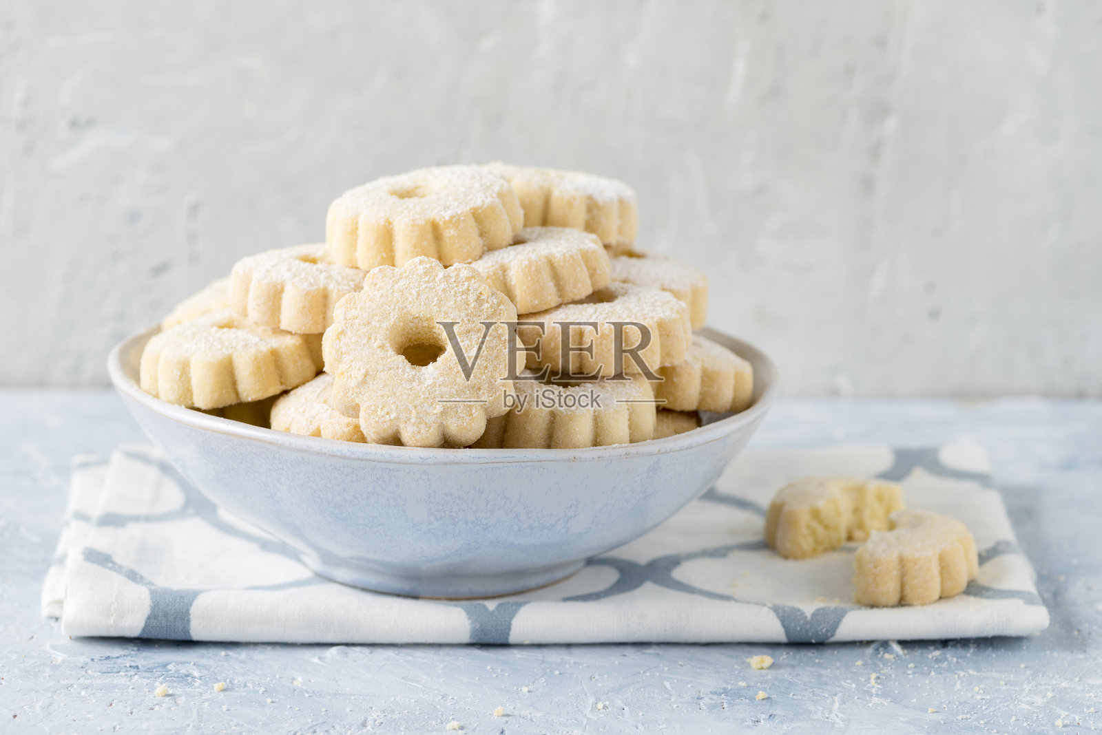 自制饼干，装在杯子里，加糖粉照片摄影图片