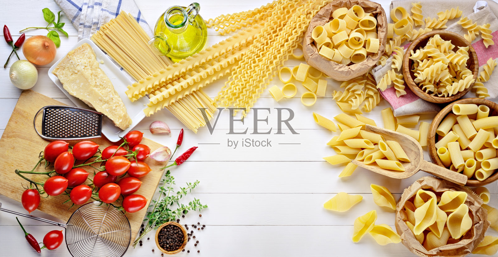 意大利生意大利面，加帕尔马干酪、番茄、特级初榨橄榄油和其他传统食材。俯视图，文本空间。照片摄影图片