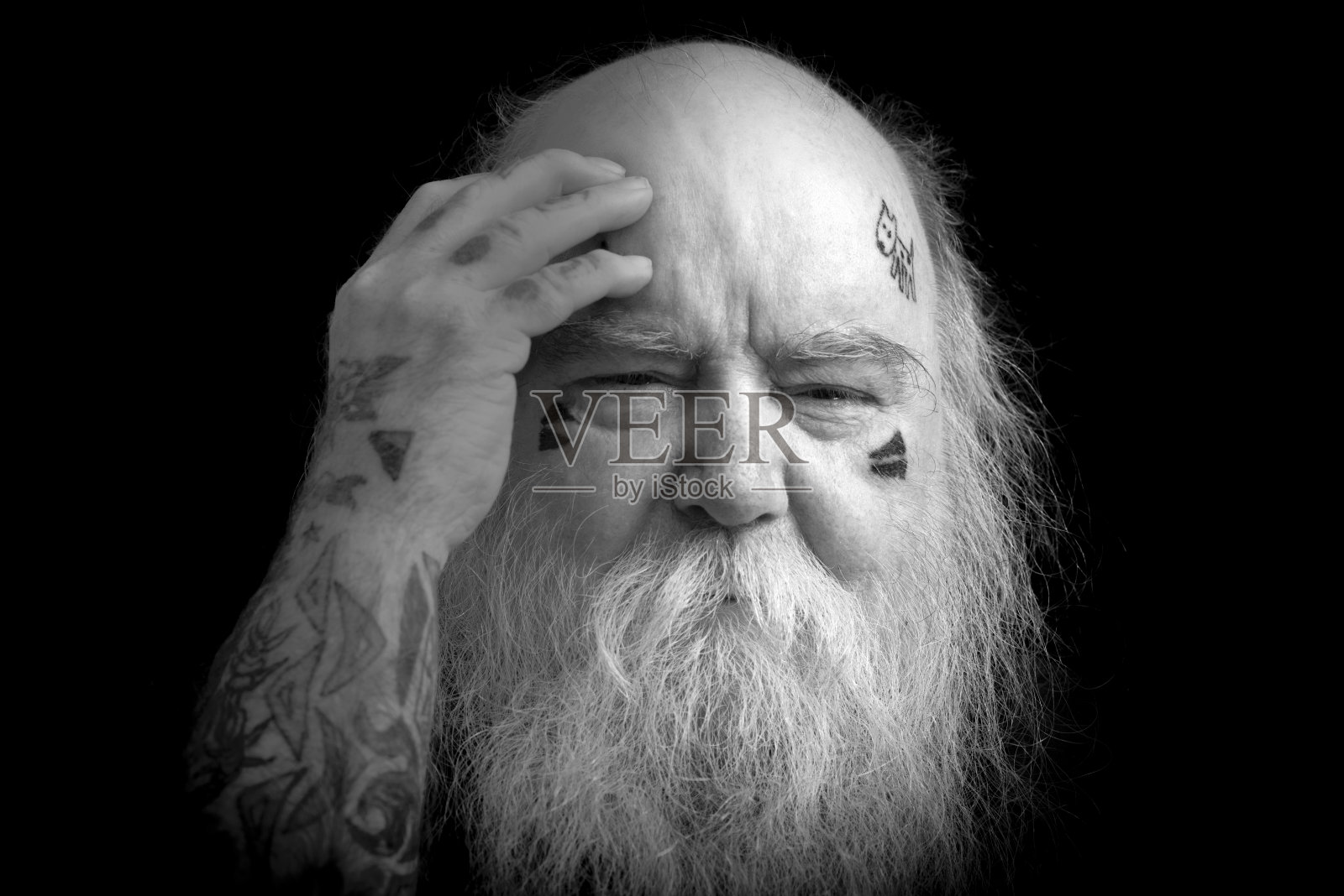 肖像严肃周到的肖像英国人，手在前额。照片摄影图片