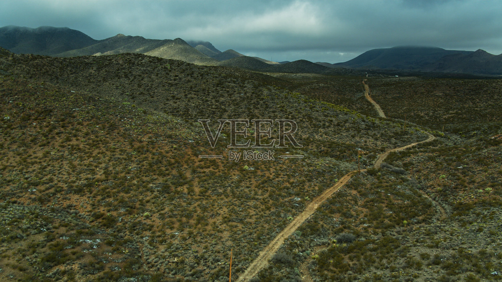 土路通过山丘附近的范霍恩，德克萨斯州-航空照片摄影图片