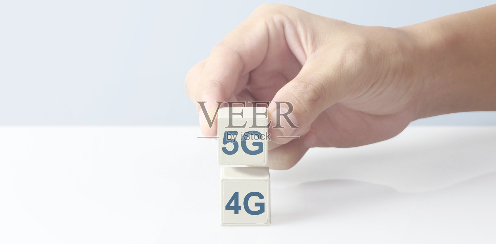 概念创意创意创新。带符号的方块在手照片摄影图片