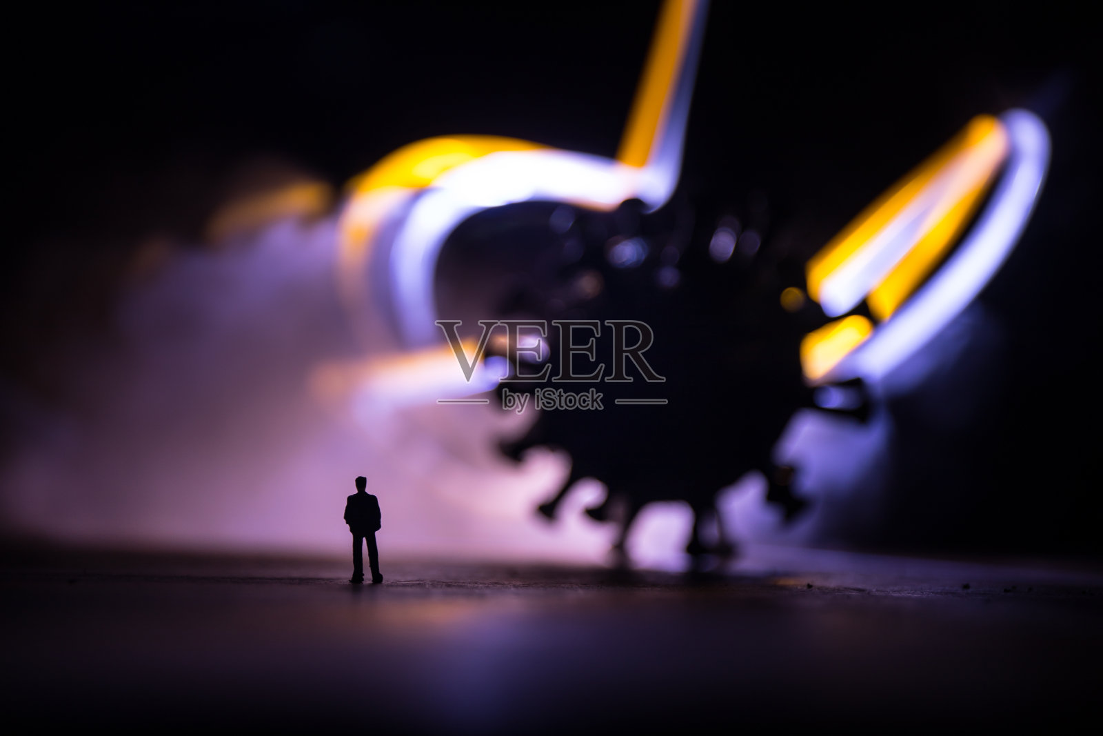 冠状病毒或新型冠状病毒在多云的背景下，冠状病毒大流行爆发全球危机，模糊或散焦技术照片摄影图片