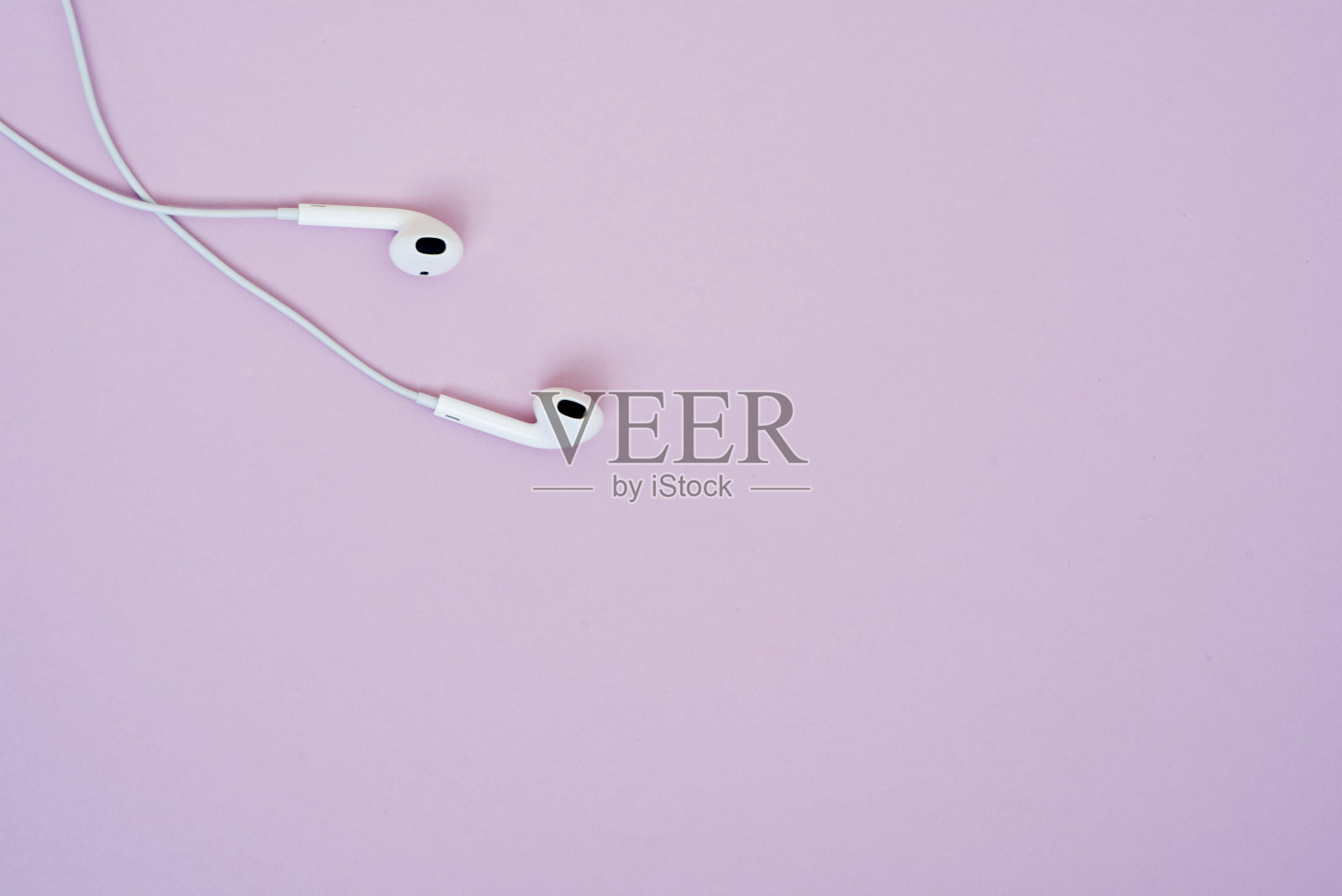 一对粉色背景的耳机，拷贝空间照片摄影图片