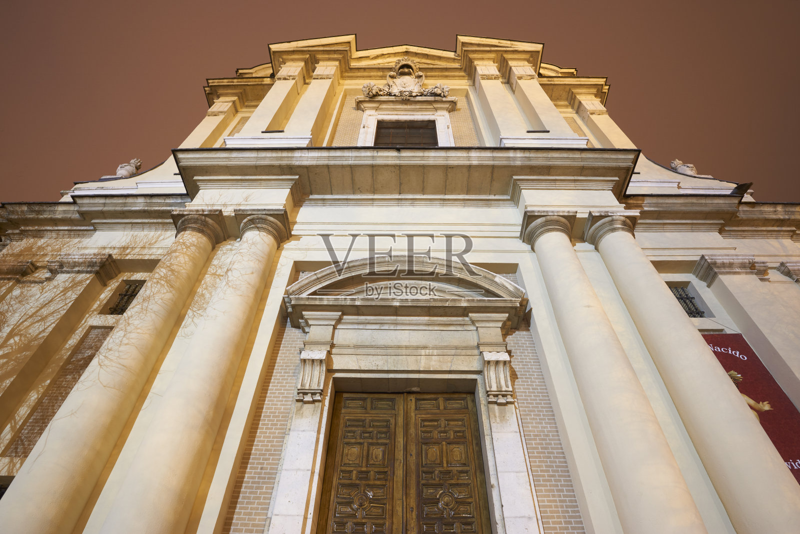 新古典主义立面与属于圣帕斯夸尔德阿朗霍兹教堂的中心柱。马德里,西班牙。照片摄影图片