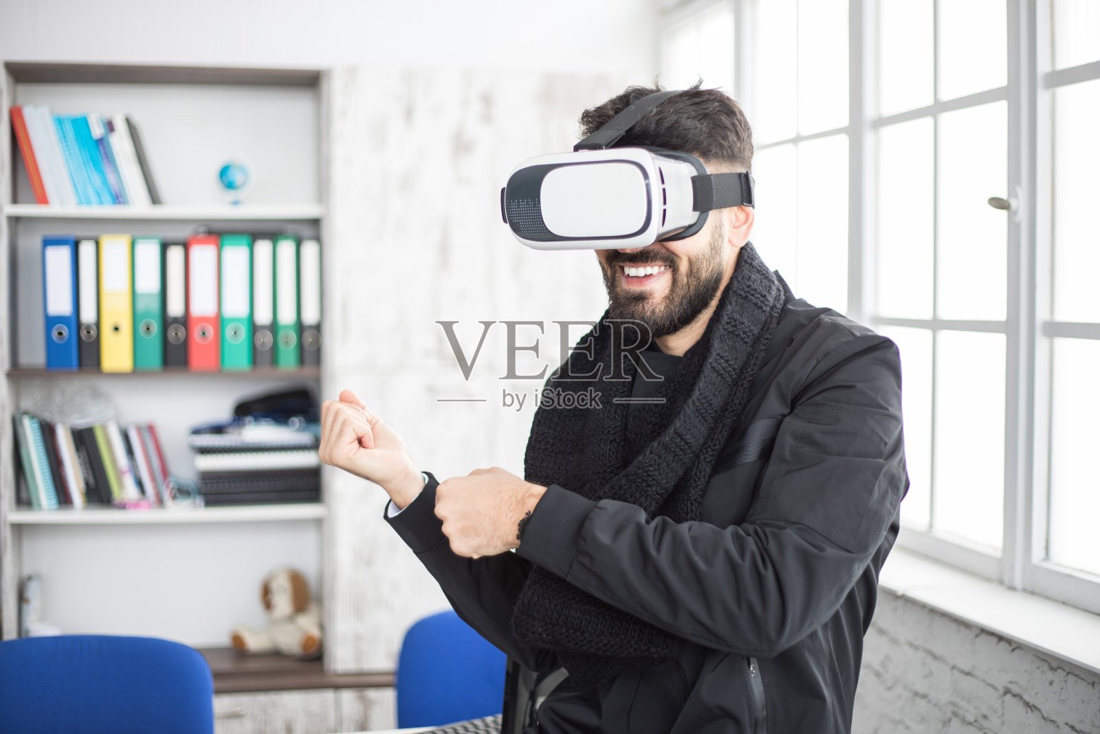 企业家测试虚拟现实模拟器耳机照片摄影图片