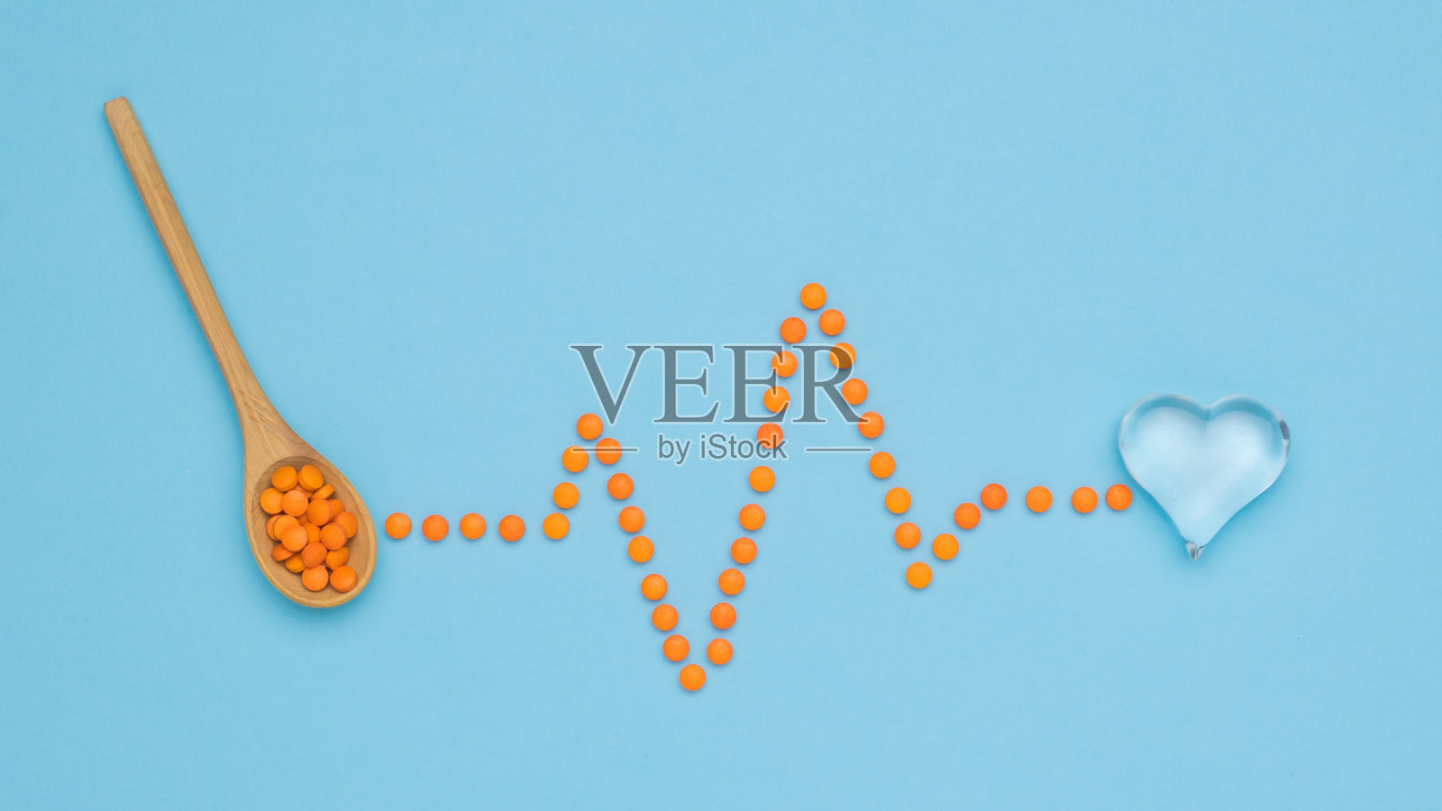 明亮的药丸从勺子里倒出来，流进心里。照片摄影图片