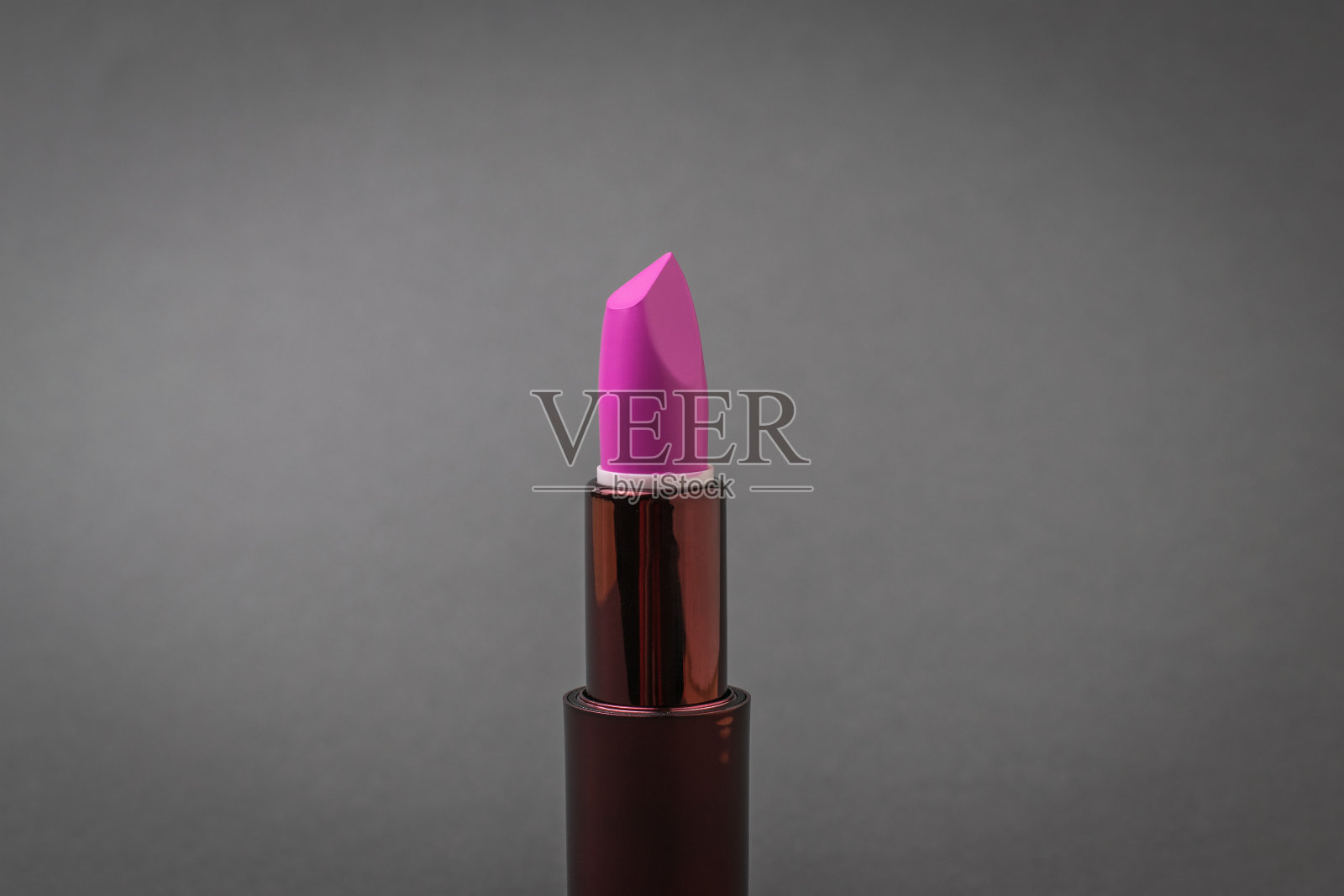 明亮的口红在深灰色的背景。照片摄影图片