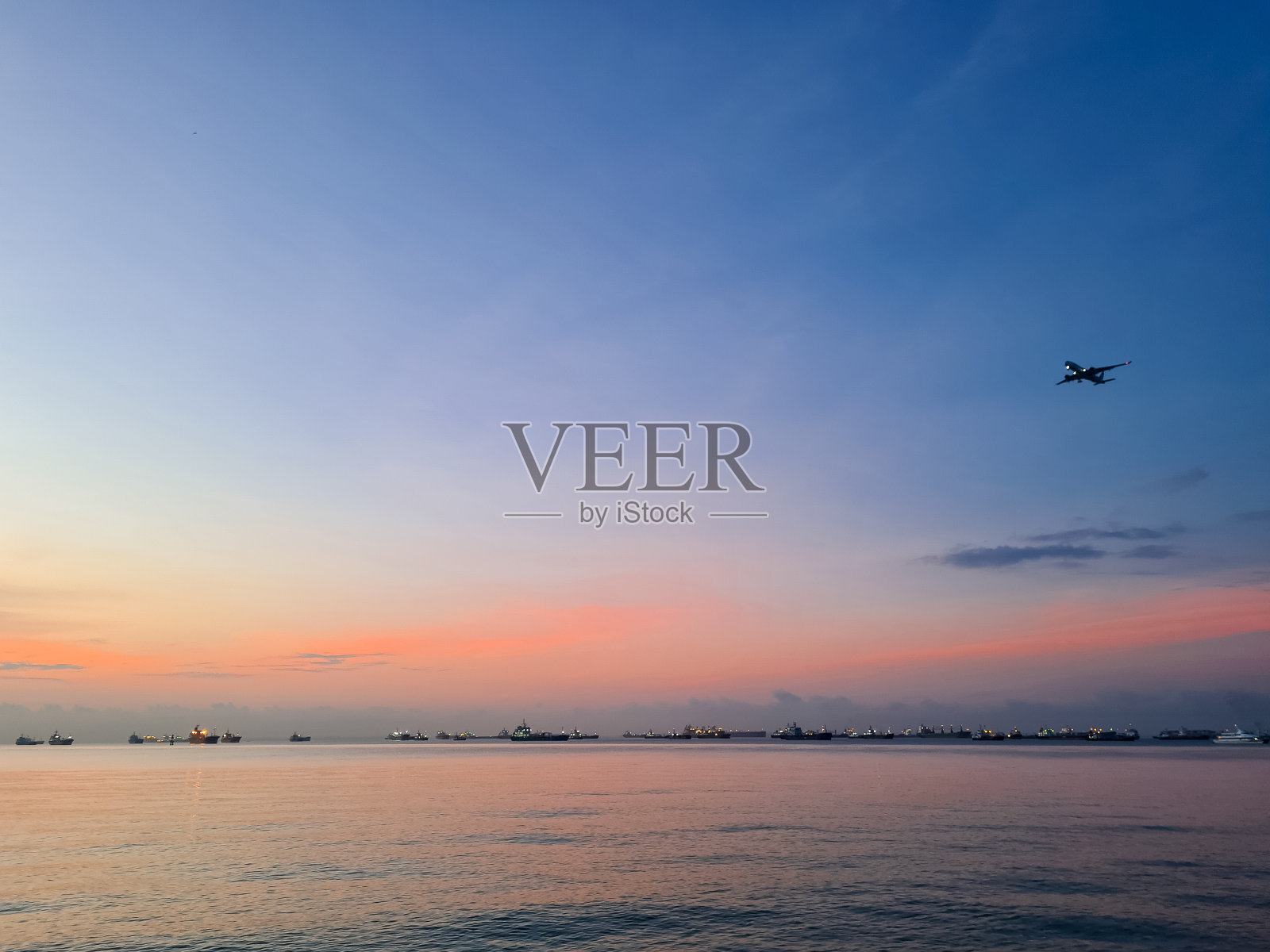 飞机在空中，日出在东海岸公园，新加坡照片摄影图片