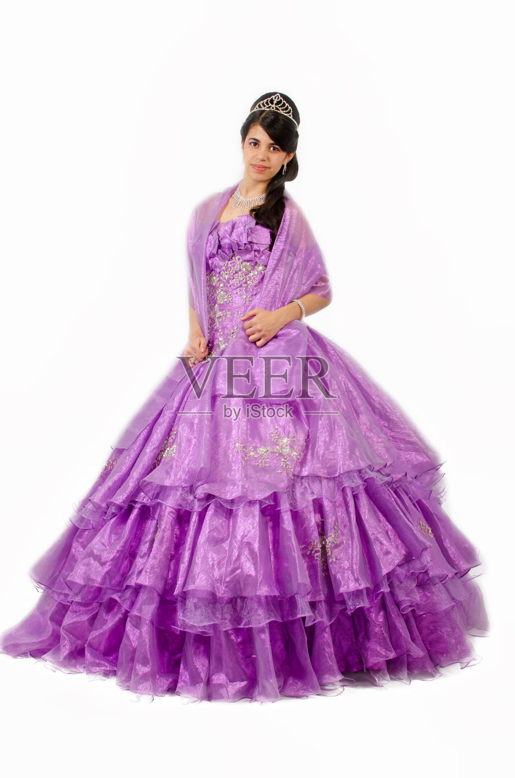 身着紫色礼服的成人礼女孩的肖像照片摄影图片