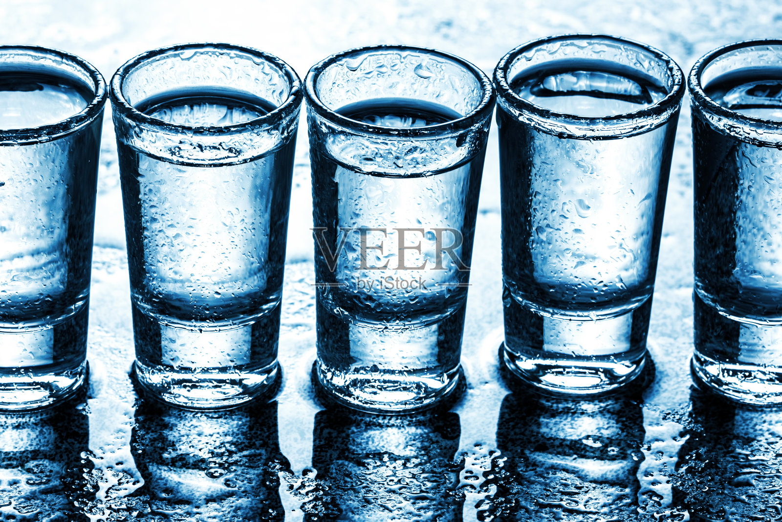 周末派对酒精背景。连续喝伏特加。蓝色的酒吧相遇。照片摄影图片