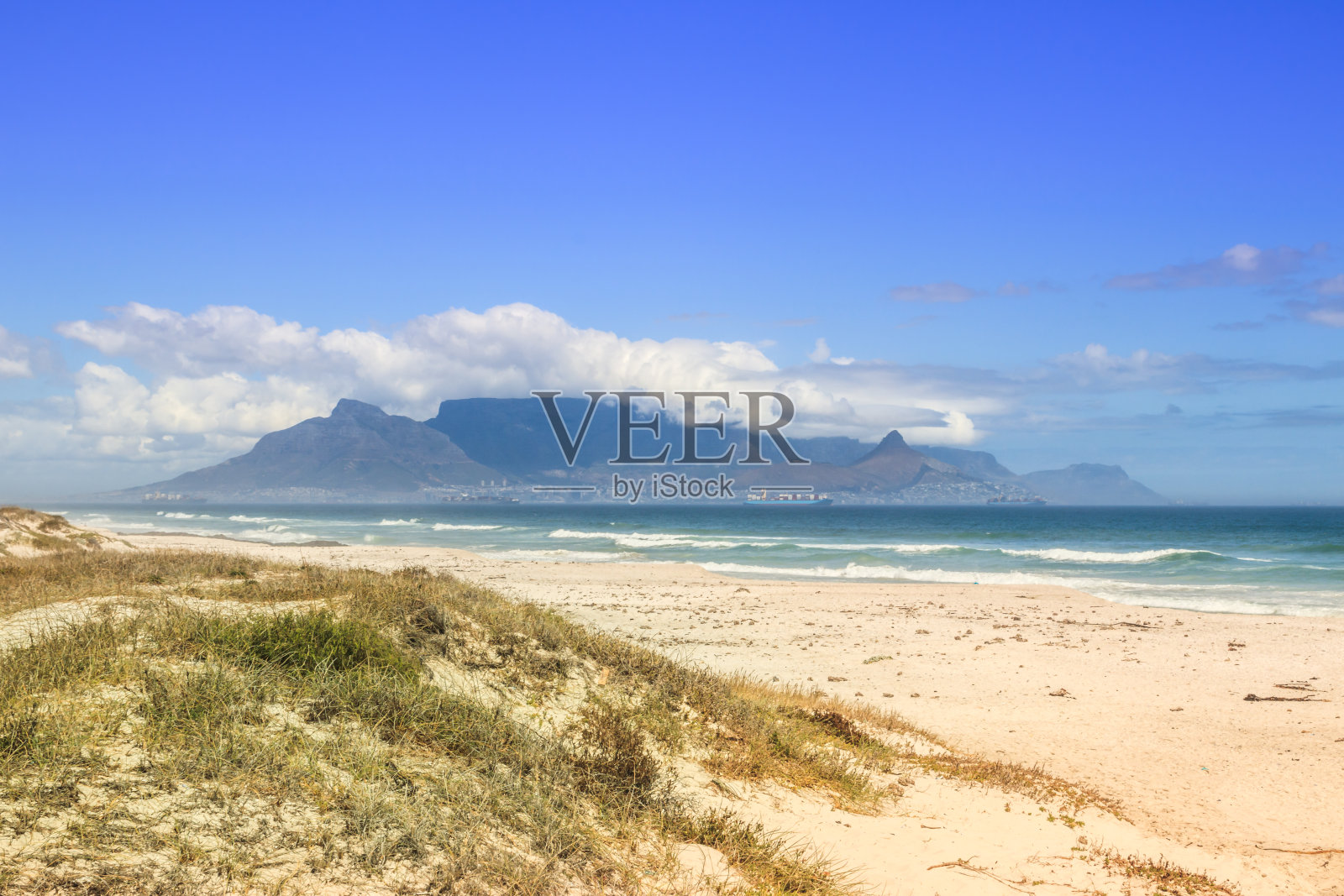 南非开普敦布劳berg海滩的桌山和开普敦城市海岸线日落景色照片摄影图片