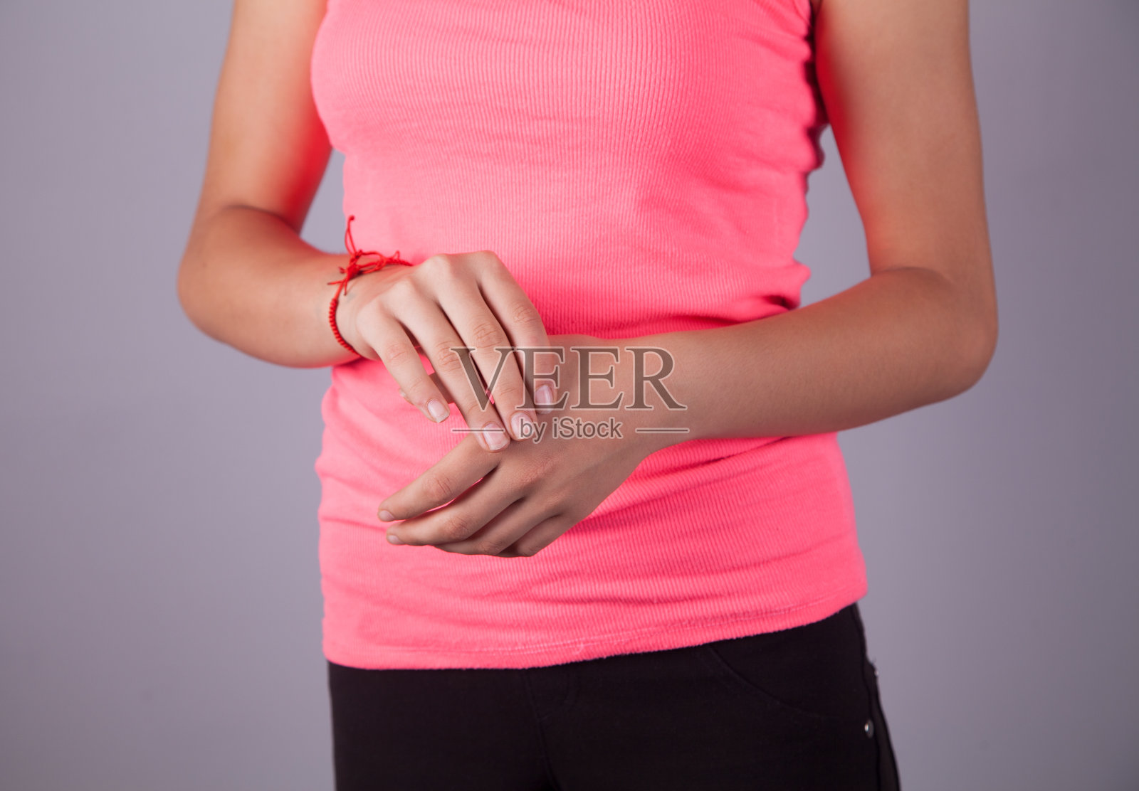 年轻女子手痛。照片摄影图片