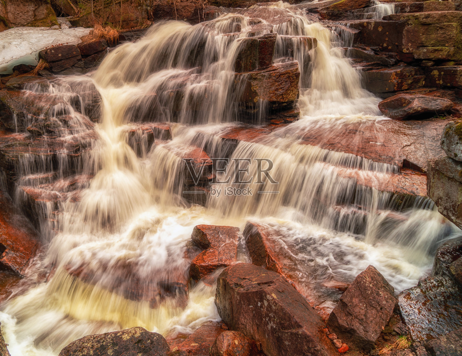 挪威森林中央的瀑布照片摄影图片