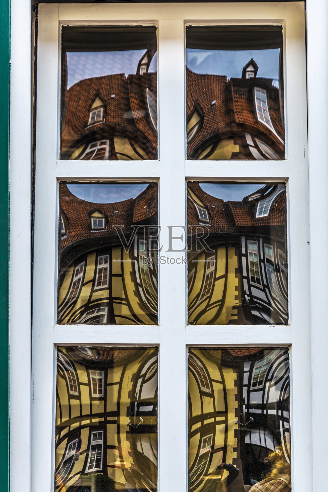 中世纪房屋在窗玻璃上的抽象映像照片摄影图片