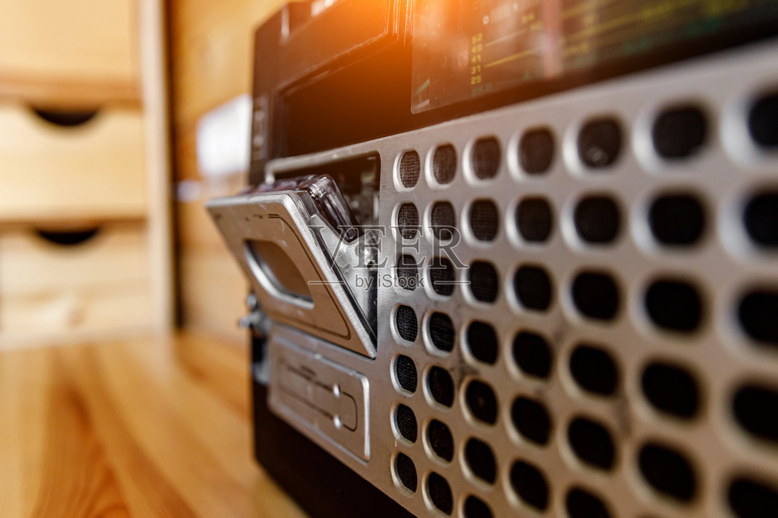 复古老式设计的收音机盒式磁带录音机放在木桌上。照片摄影图片