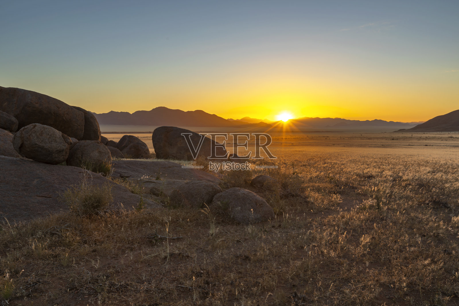 纳米布沙漠日落时的巨石照片摄影图片