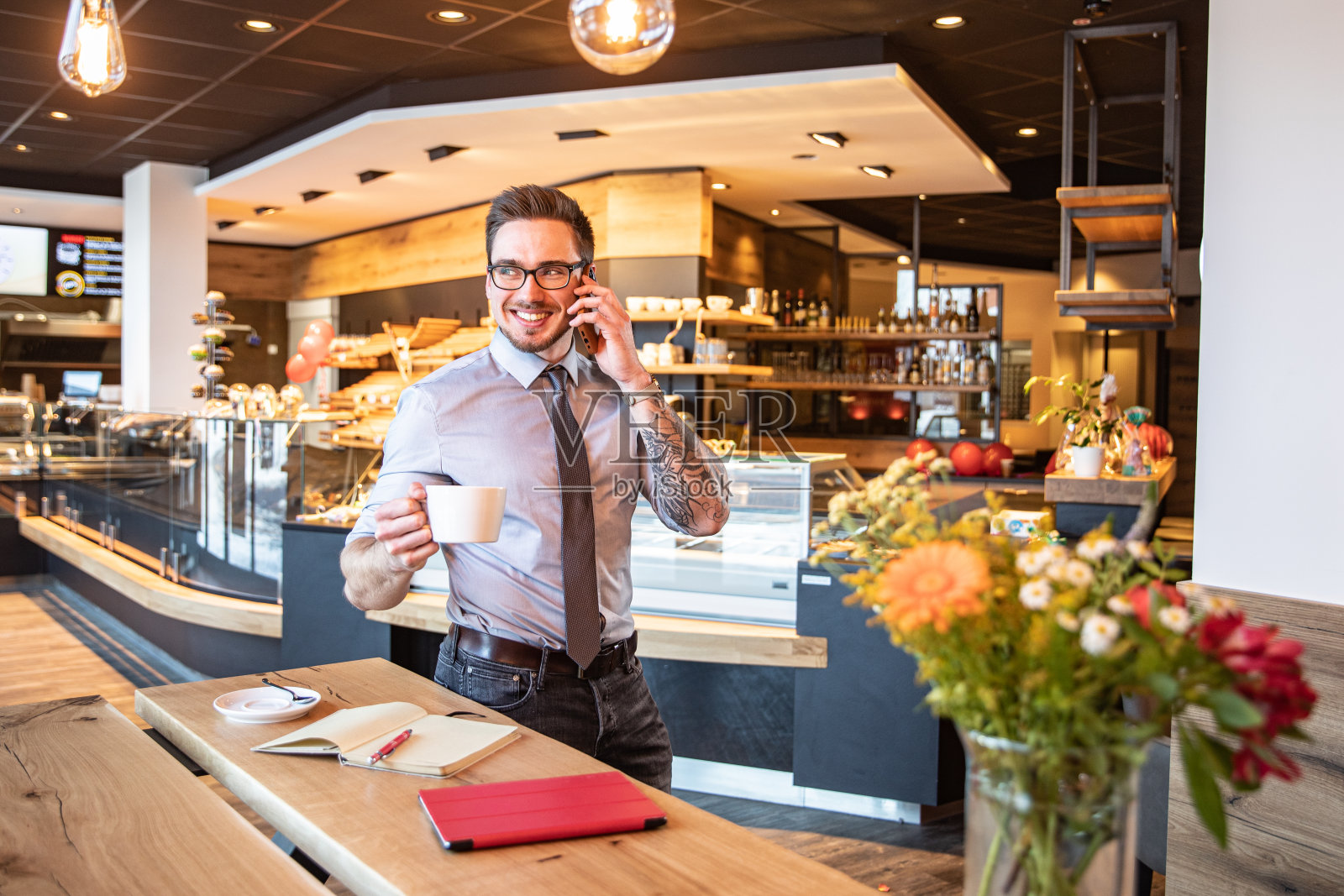 咖啡馆里微笑的年轻商人肖像照片摄影图片