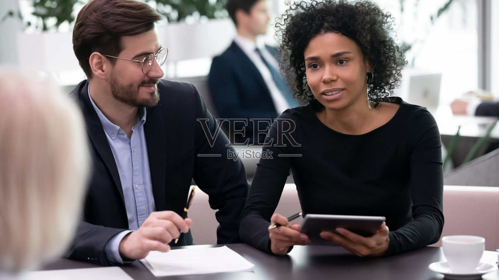 多民族商务人士在办公室会见客户照片摄影图片