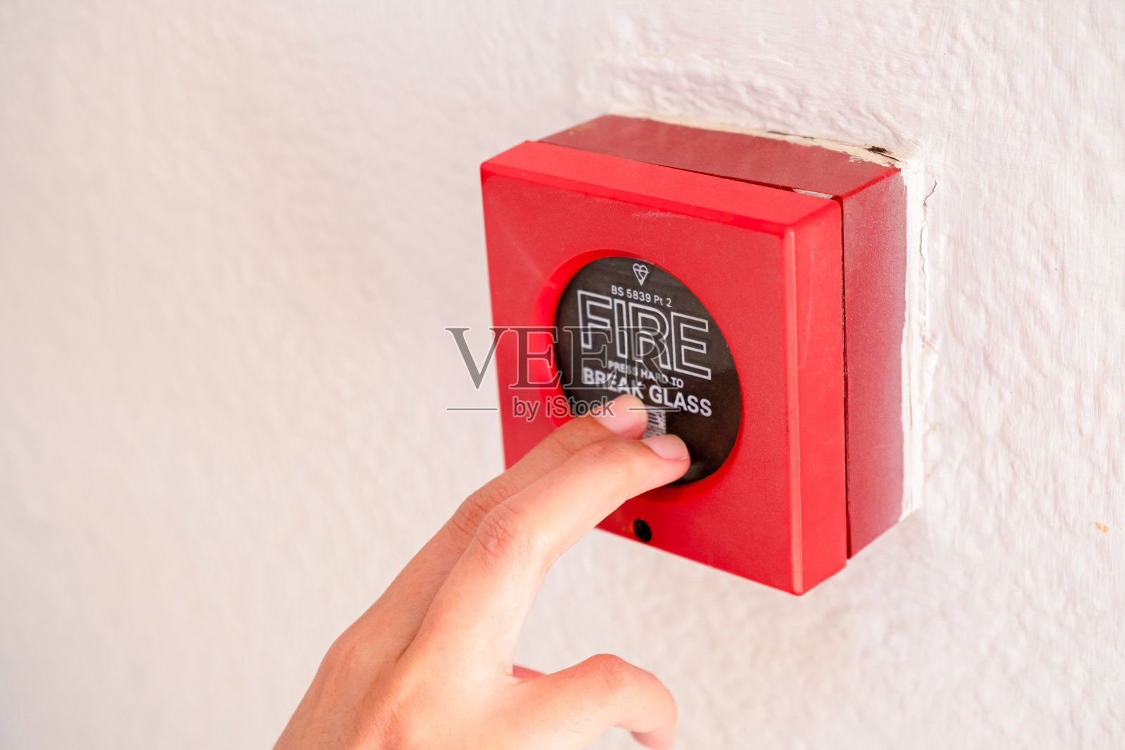 双指击碎玻璃红色火警设备照片摄影图片