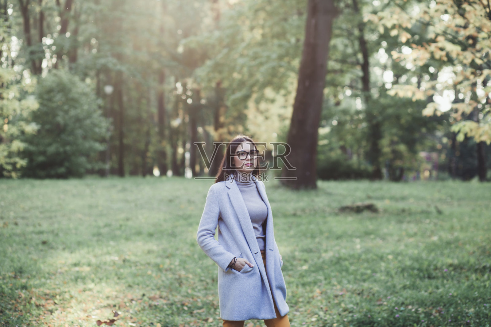 穿着时髦衣服的女人照片摄影图片