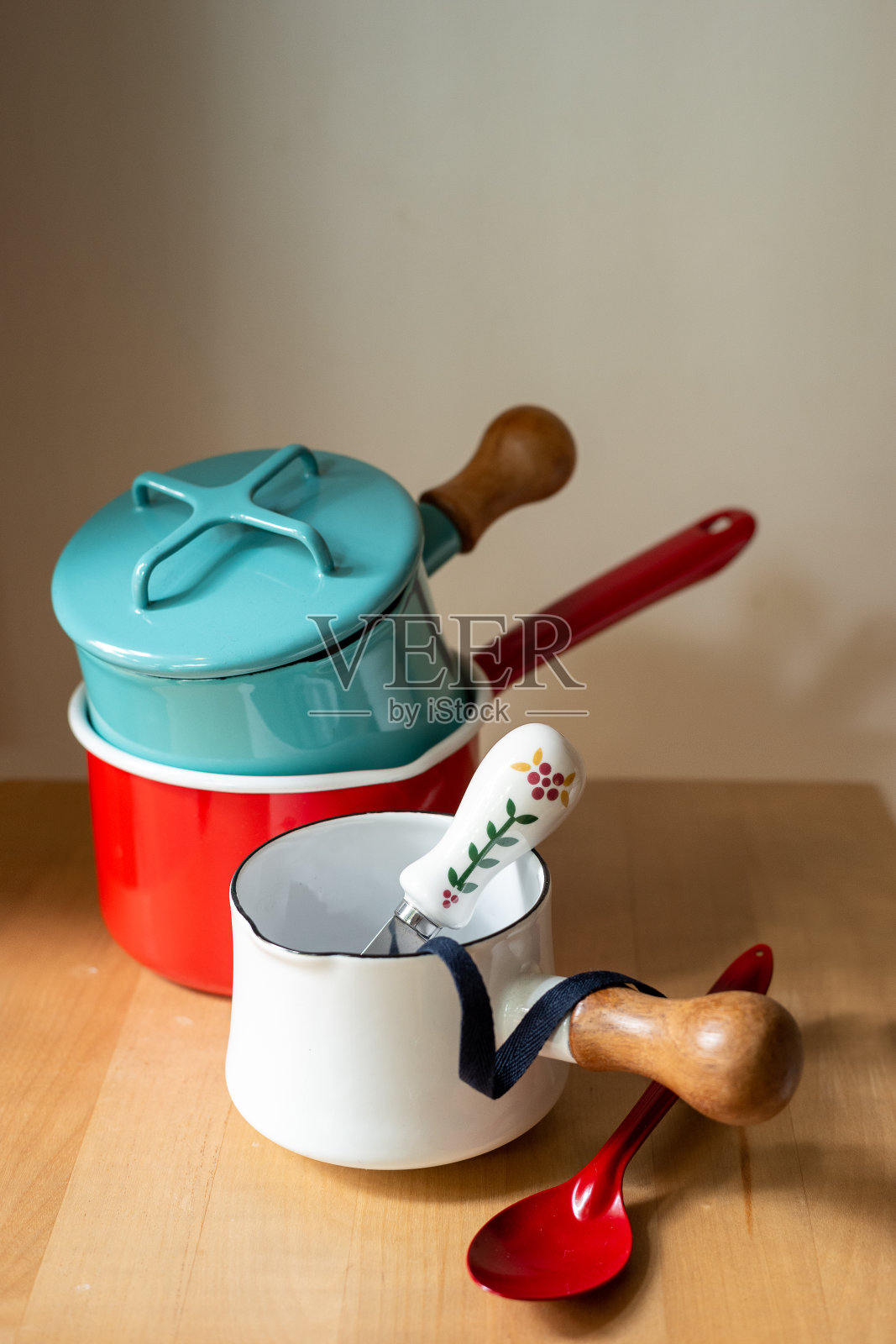 厨房用具在桌子上照片摄影图片