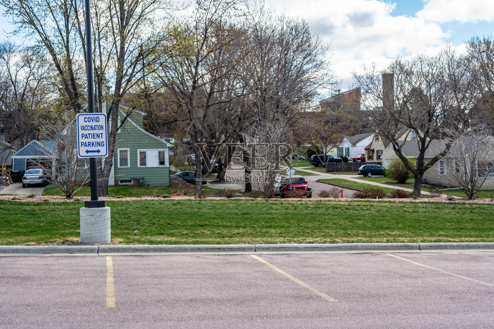 新冠肺炎疫苗标识前的空停车位照片摄影图片