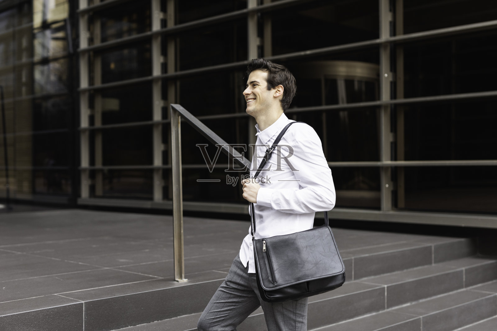 快乐地走进工作的商人照片摄影图片