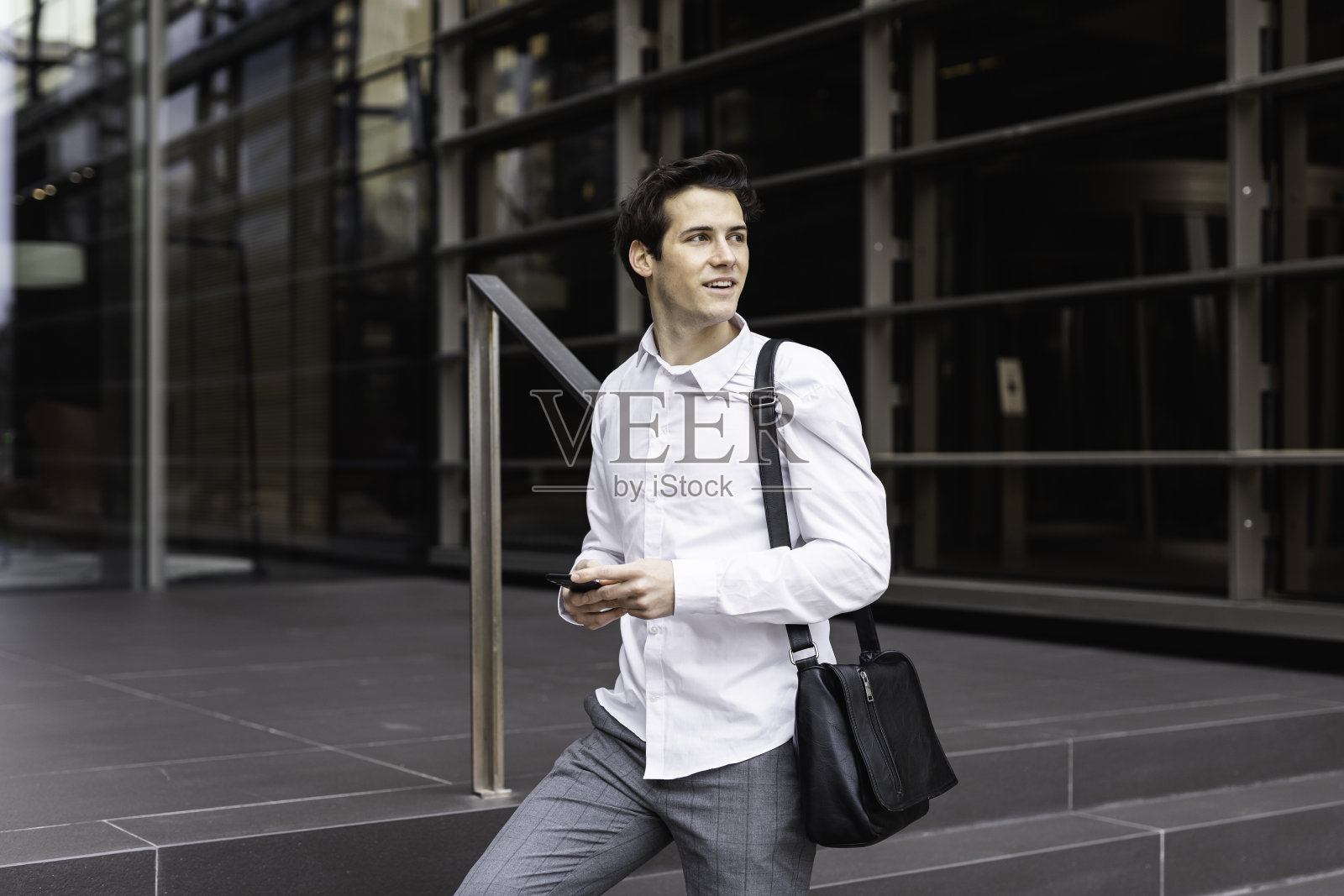 快乐地走进工作的商人照片摄影图片