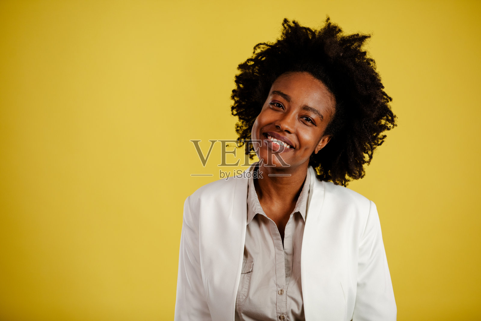 迷人的年轻黑人少女学生自由职业者看着相机，摆姿势拍照。照片摄影图片