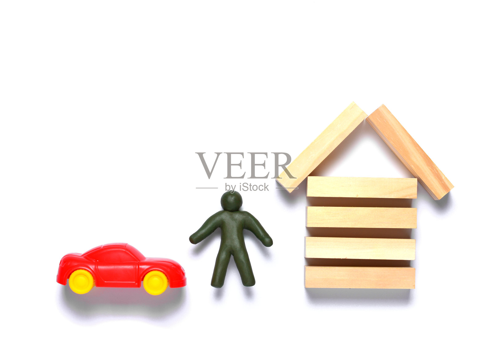 一个人的黑色橡皮泥人像，他的房子是由木头立方体和一个红色的汽车模型。抵押保险与房地产购买的概念。照片摄影图片