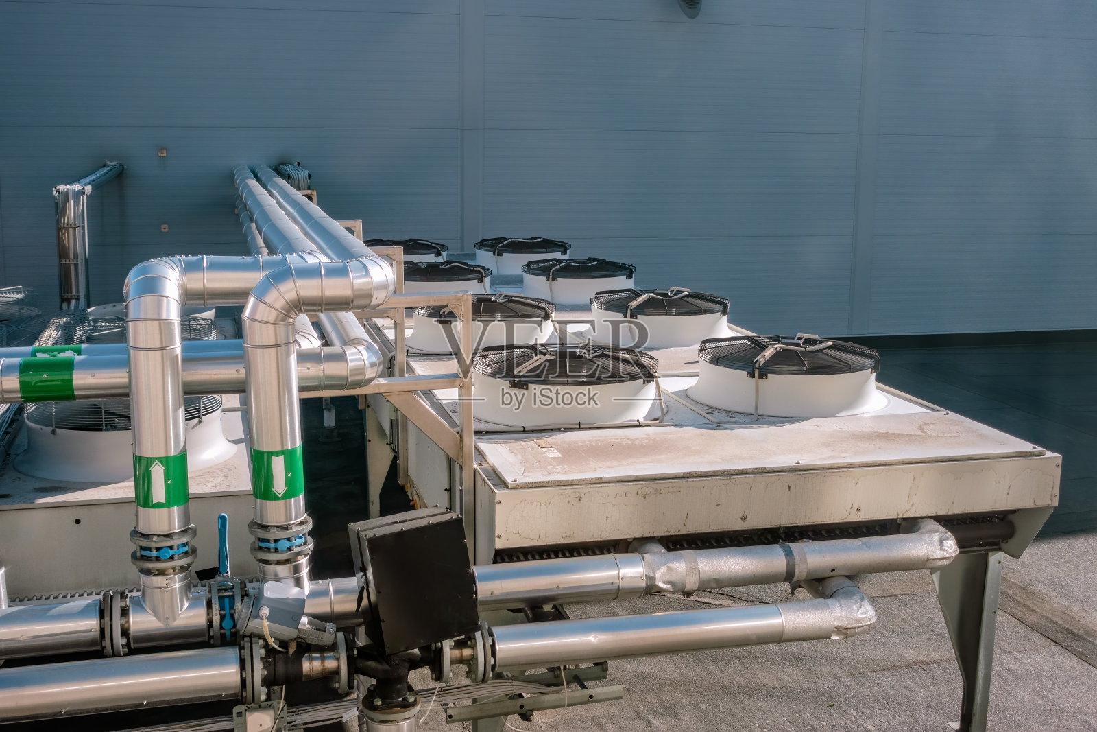 新型大型工业空调系统安装在平屋顶上，近距离观看照片摄影图片